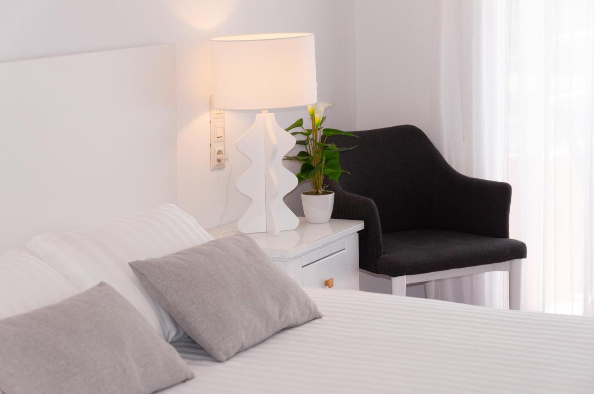 Hostal Comercio Дения Екстериор снимка