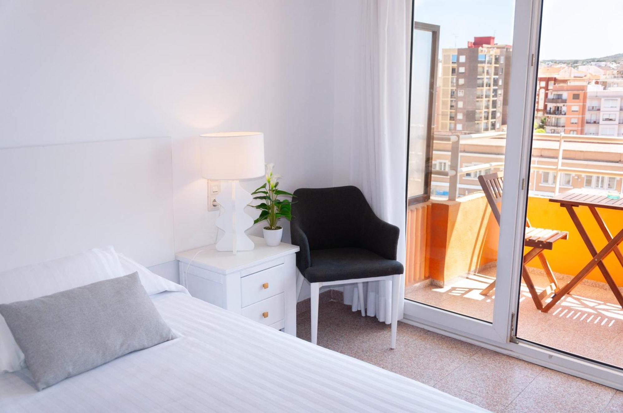 Hostal Comercio Дения Екстериор снимка