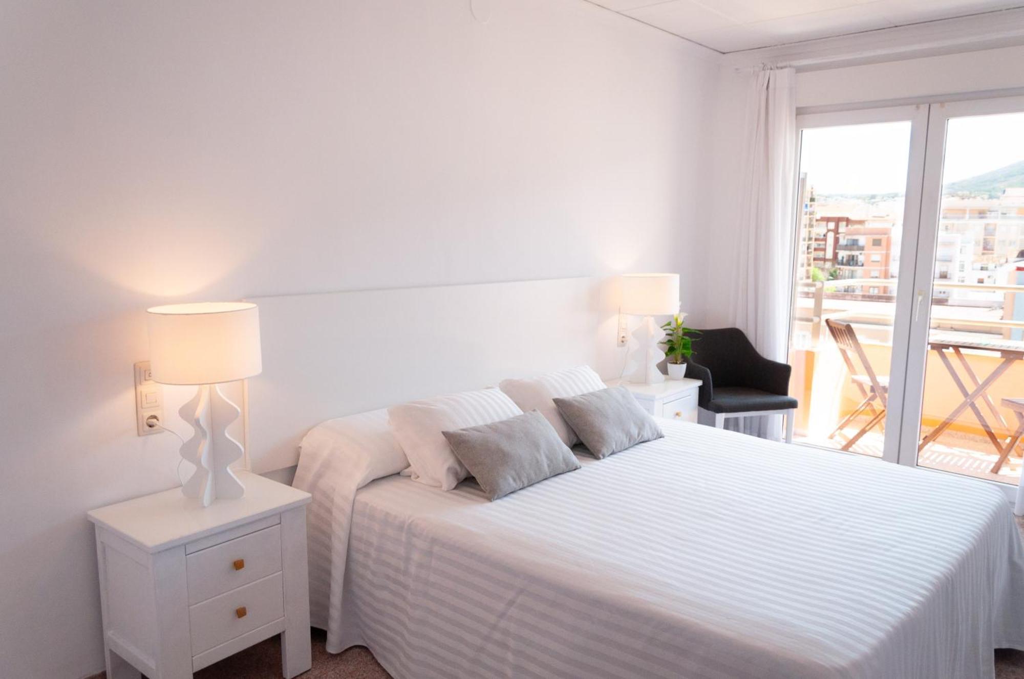 Hostal Comercio Дения Екстериор снимка